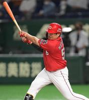 　４回、中前適時打を放つ松山（撮影・金田祐二）