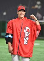 　ヒーローインタビューを終えガッツポーズする九里