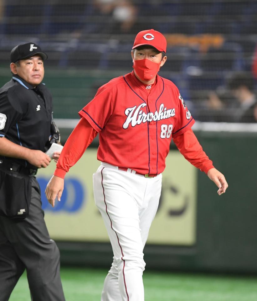 厳しい表情で選手交代を告げる広島・佐々岡監督＝東京ドーム（撮影・金田祐二）