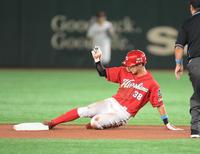 １回広島無死一塁、広島・田中の時二盗をきめる広島・宇草＝東京ドーム（撮影・金田祐二）
