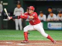 ６回、空振り三振に倒れる代打・広島・小園海斗（撮影・金田祐二）