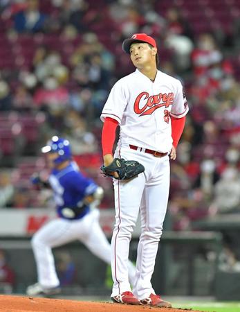 ２回表中日１死一、二塁、中日・木下拓（左奥）に勝ち越し３ランを浴びる広島・床田寛樹＝マツダスタジアム（撮影・立川洋一郎）