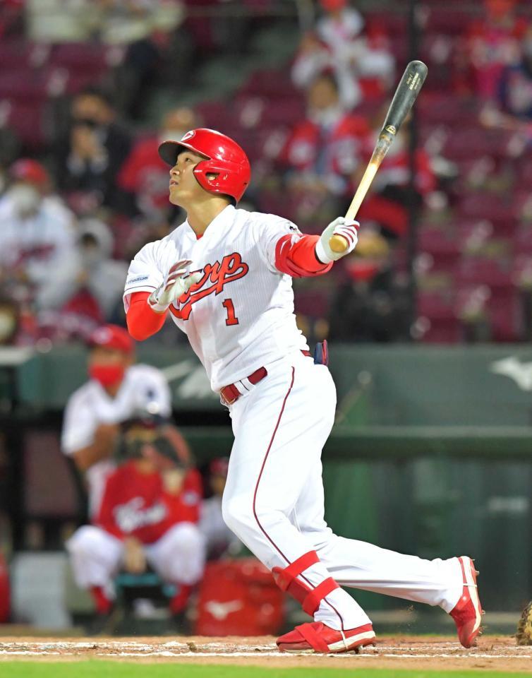 　９回、バックスクリーンへ３ランを放つ鈴木誠（撮影・立川洋一郎）