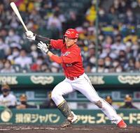 　３回、左前へ先制の２点適時打を放つ西川（撮影・立川洋一郎）