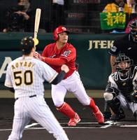 　１回、左前打を放つ田中広（撮影・飯室逸平）