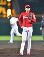 　１回、マルテ（左）に先制２ランを浴びる遠藤（撮影・立川洋一郎）