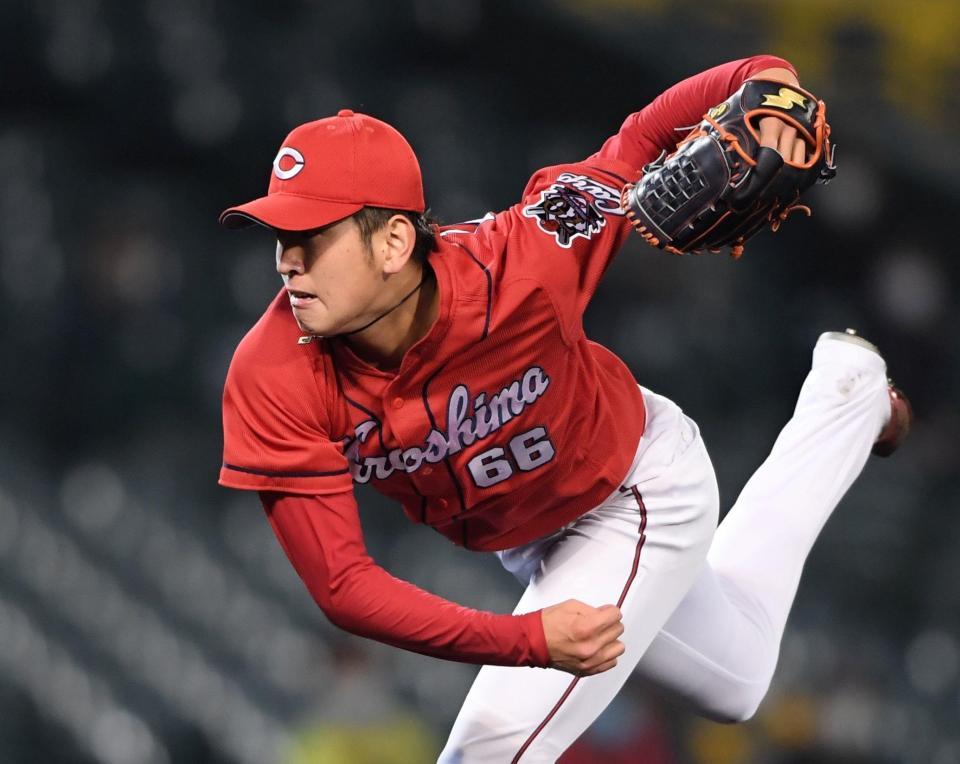 　阪神打線を相手に投げ込む遠藤（撮影・田中太一）