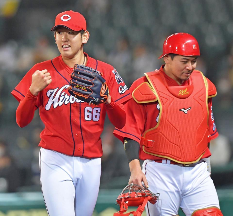 　６回を投げ終えてベンチへ引き揚げる遠藤。右は会沢（撮影・立川洋一郎）