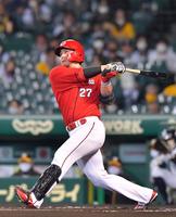 　１回、左前へ先制適時打を放つ会沢（撮影・立川洋一郎）