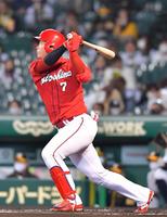 １回表広島２死一、二塁、右前へ適時二塁打を放つ広島・堂林翔太＝甲子園（撮影・立川洋一郎）