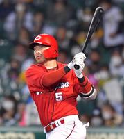 ３回表広島２死三塁、適時二塁打を放つ広島・長野久義＝甲子園（撮影・立川洋一郎）