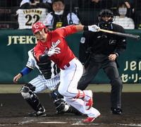 ３回広島、２死三塁、左前タイムリーを放つ広島・鈴木誠也＝甲子園（撮影・飯室逸平）