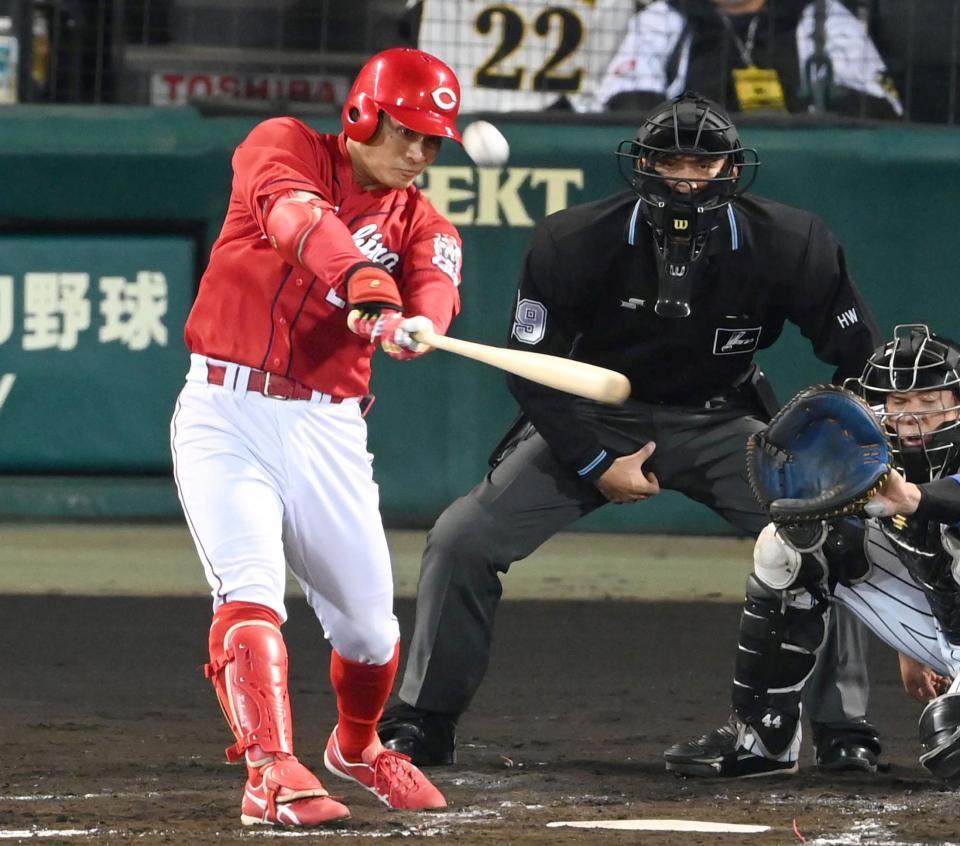 　３回、タイムリー三塁打を放つ田中広（撮影・飯室逸平）