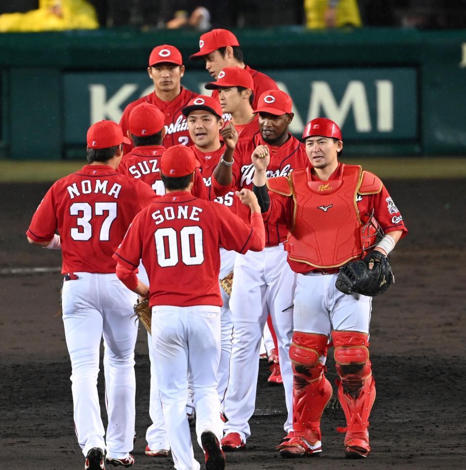 勝利を喜ぶカープナイン＝甲子園（撮影・飯室逸平）