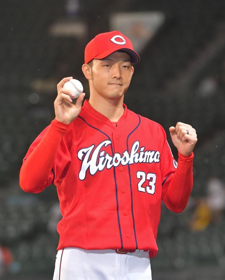 　ウイニングボールを手にガッツポーズを決める薮田（撮影・立川洋一郎）