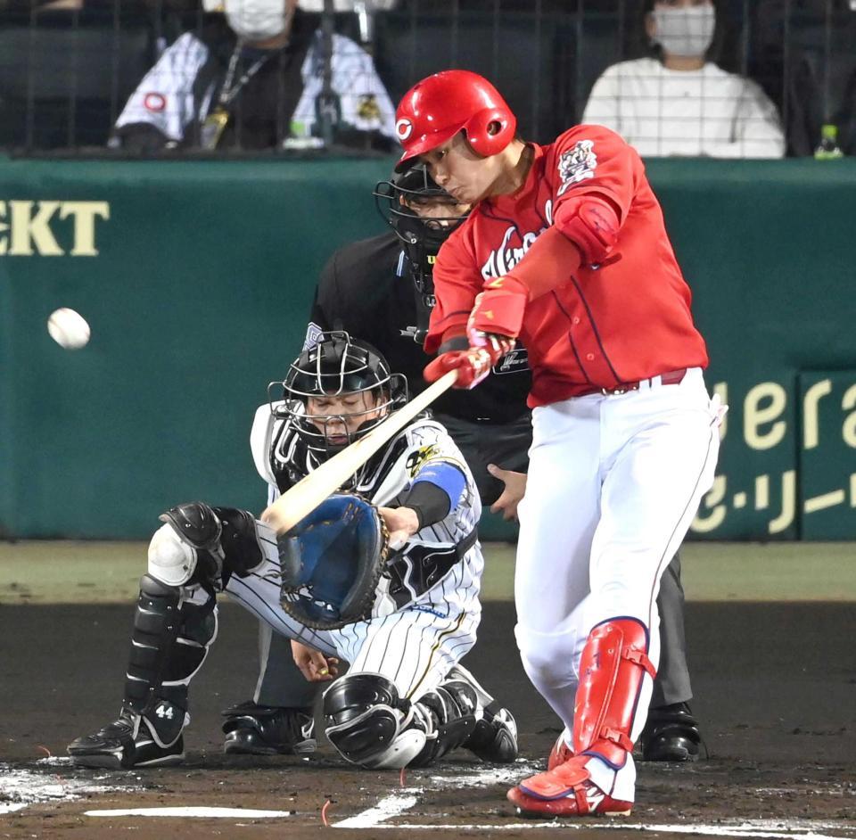 　１回、右前へ適時二塁打を放つ堂林（撮影・飯室逸平）