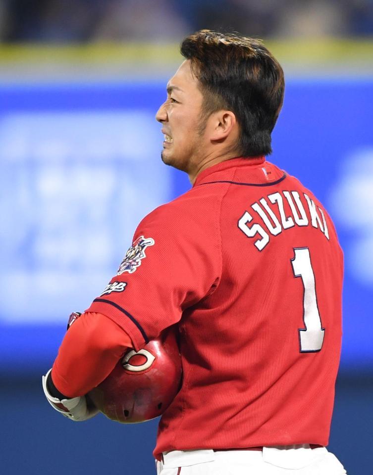 　３回、二ゴロに倒れ悔しがる鈴木（撮影・開出牧）