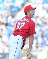 ６回投げ終えて声を出す中村祐＝横浜スタジアム（撮影・堀内翔）