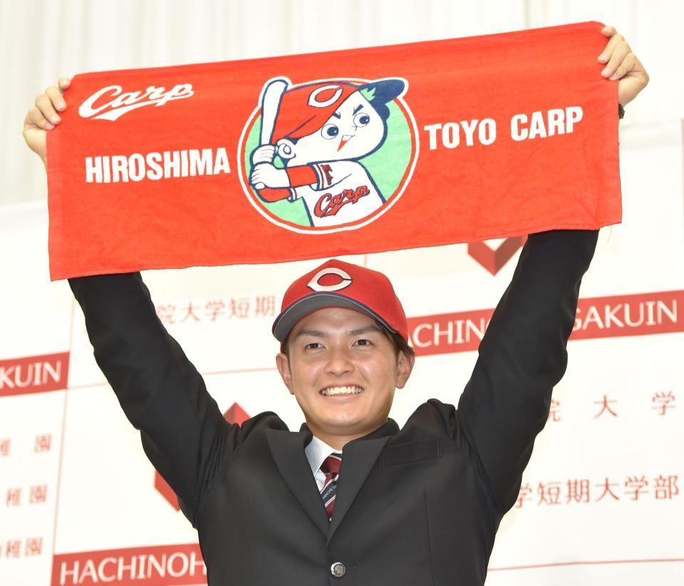 広島から３位で指名され笑顔を見せる八戸学院大・大道温貴