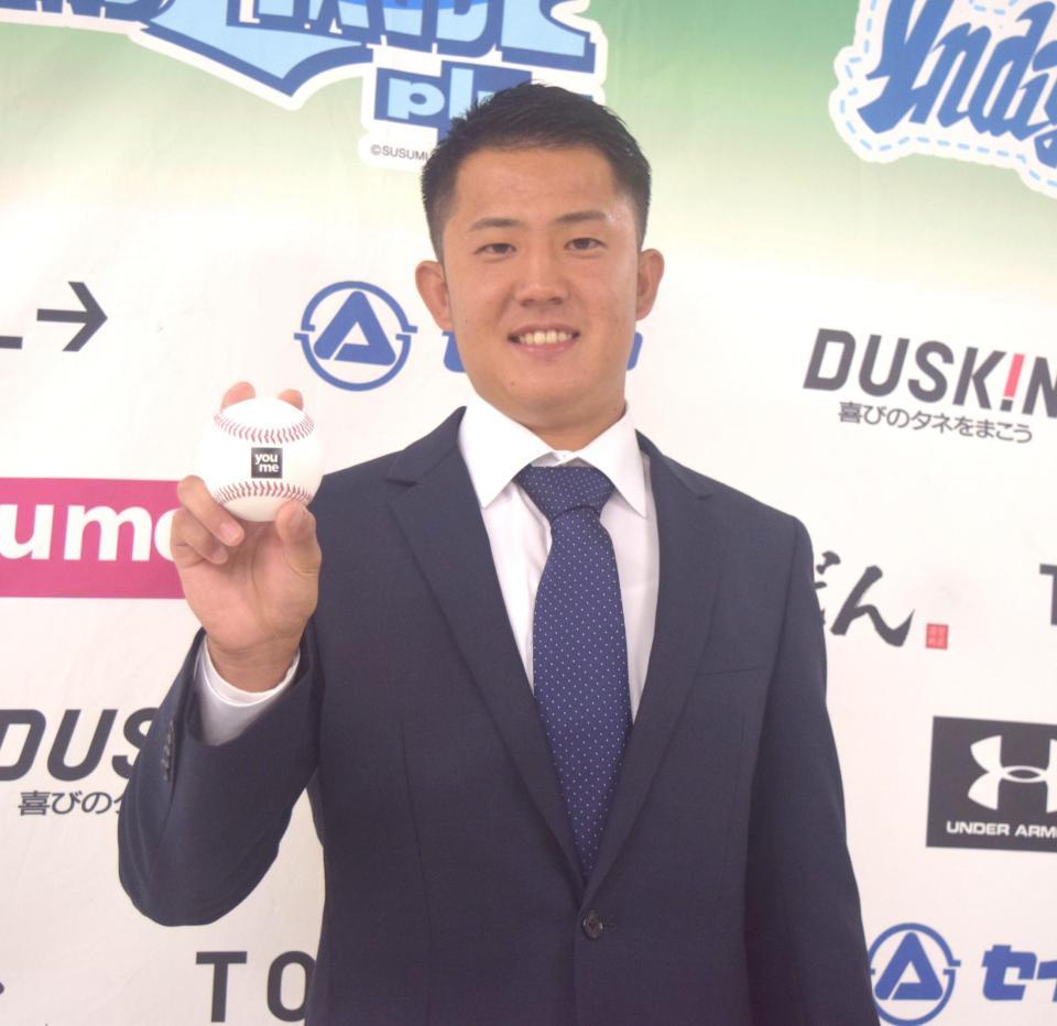 広島５位指名を受け笑顔を見せる四国ＩＬｐ徳島・行木