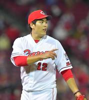 ６回、ナインに声をかけながらベンチへ戻る広島・九里＝マツダスタジアム（撮影・立川洋一郎）