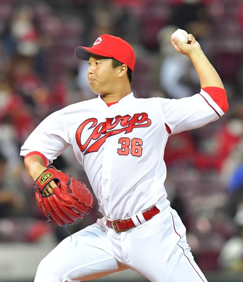 ８回、満塁のピンチで登板しヤクルト・村上を三振に仕留める広島・塹江＝マツダスタジアム（撮影・立川洋一郎）