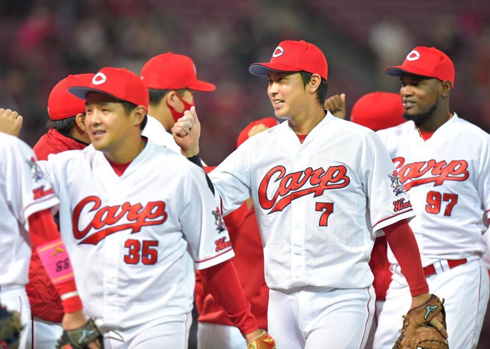 　ヤクルトに勝利し喜び合う広島・堂林翔太（中央）