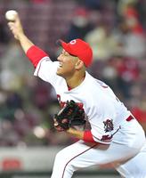 　延長１０回に登板し１イニングを無失点に抑えた中田（撮影・立川洋一郎）