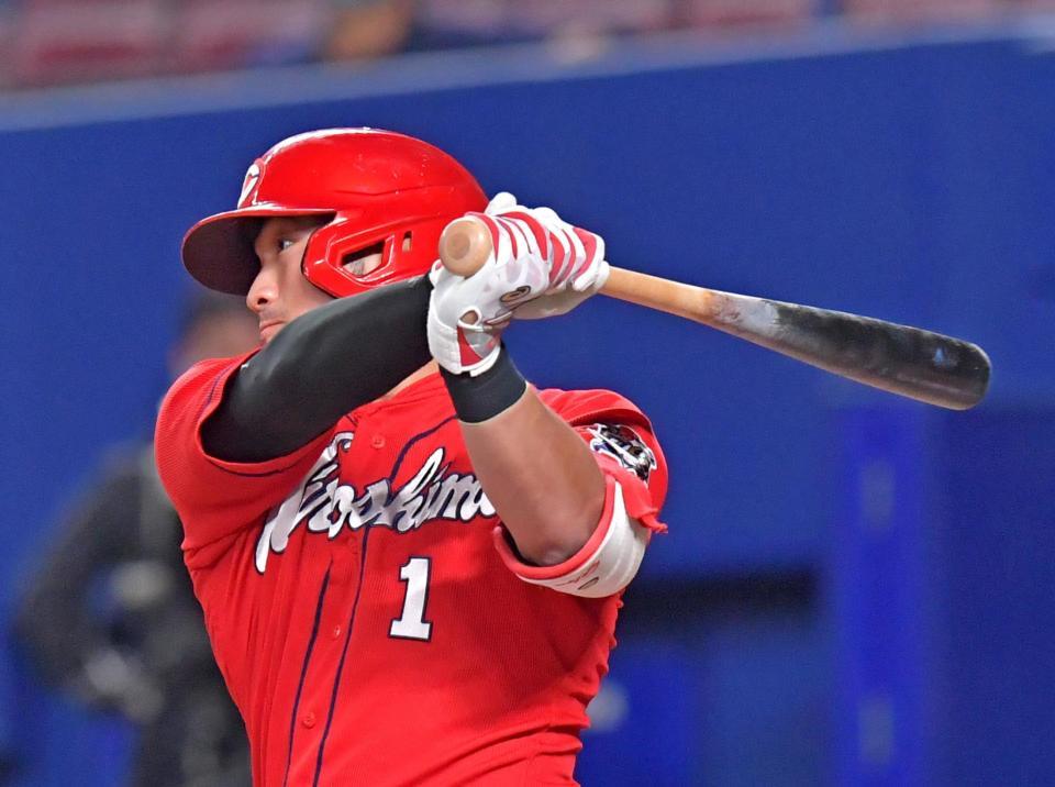 　７回、中前へ同点適時打を放つ代打・鈴木誠（撮影・立川洋一郎）