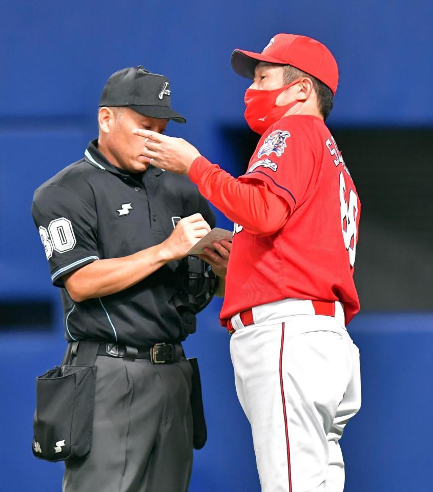 　球審に選手交代を告げる佐々岡監督（撮影・立川洋一郎）