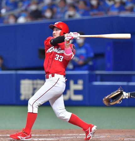 　５回、レフトへ適時三塁打を放つ広島・菊池涼介