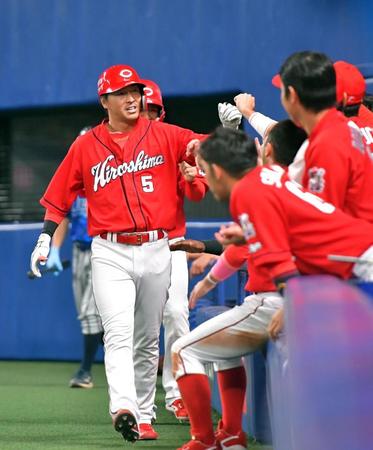 　８回、２ランを放ちナインの出迎えに応える広島・長野久義
