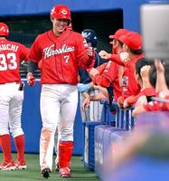 　８回、バックスクリーン左に飛び込む２ランを放ち、ナインの出迎えを受ける堂林（撮影・立川洋一郎）