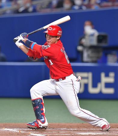 ７回、左前打を放つ広島・坂倉＝ナゴヤドーム（撮影・立川洋一郎）