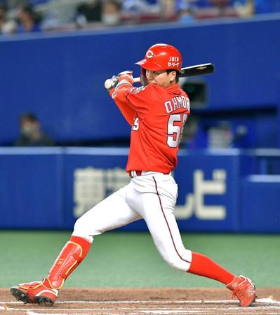 　２回、中前へ先制適時打を放つ大盛（撮影・立川洋一郎）