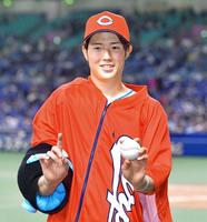 　両手で“１０勝目”を示し笑顔を見せる広島・森下