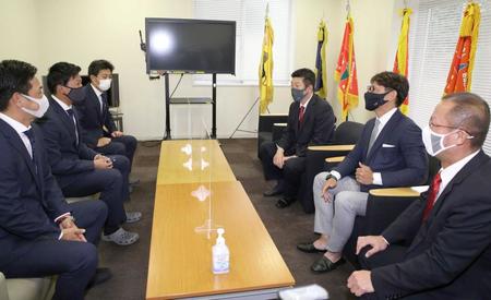 　訪問した佐々岡監督（右列奥）から指名あいさつを受けるトヨタ自動車・栗林（左列中央）ら