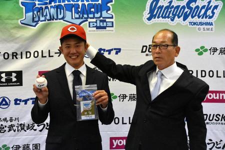 広島・白武スカウト部長（右）から指名あいさつを受けたドラフト５位の行木
