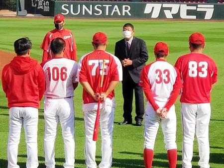 前日２日に辞意を申し入れ了承された水本２軍監督（奥右）は、試合前に１軍選手にあいさつする。（奥左は佐々岡監督）