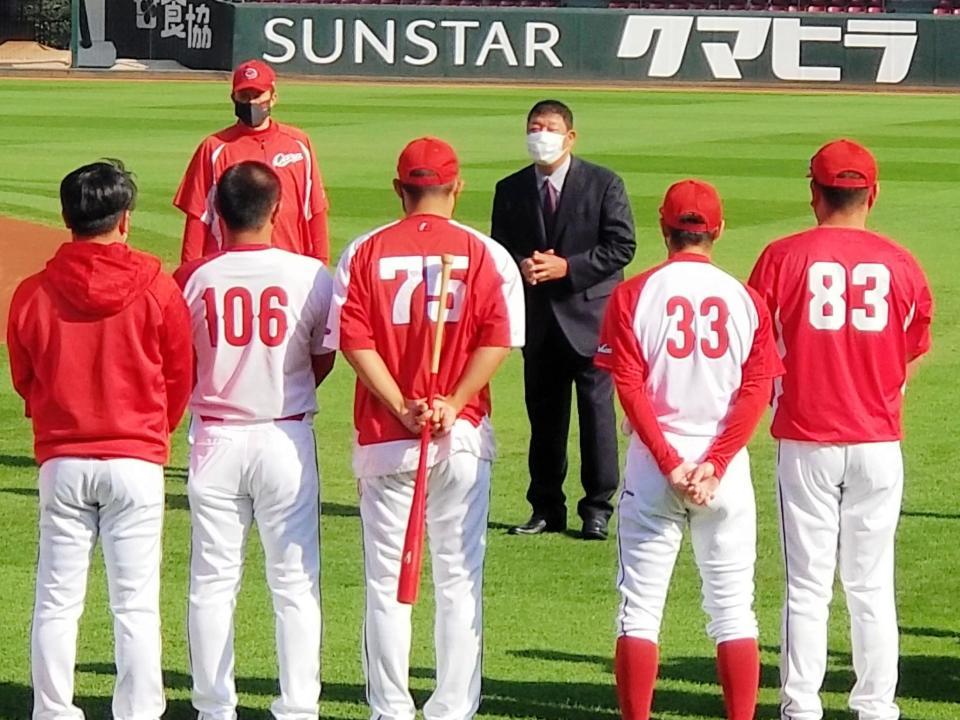 前日２日に辞意を申し入れ了承された水本２軍監督（奥右）は、試合前に１軍選手にあいさつする。（奥左は佐々岡監督）