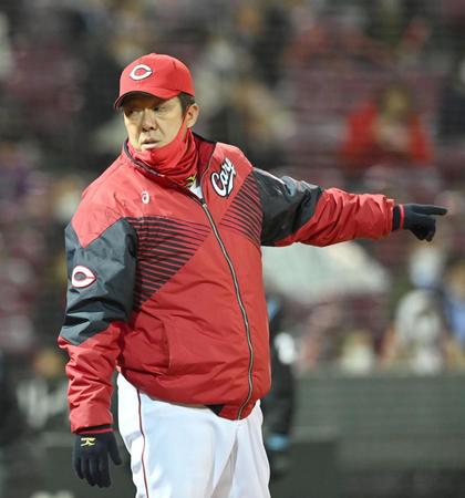 ５回、リクエストする佐々岡監督（撮影・飯室逸平）