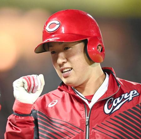 ５回、先制の生還を果たし笑顔を見せる広島・遠藤淳志＝マツダスタジアム（撮影・飯室逸平）