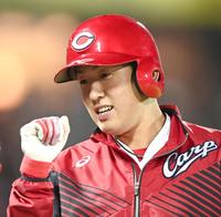 ５回、先制の生還を果たし笑顔を見せる広島・遠藤淳志＝マツダスタジアム（撮影・飯室逸平）