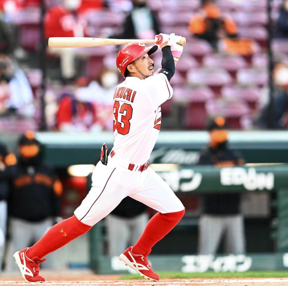 ９回、同点２ランを放つ菊池涼（撮影・飯室逸平）