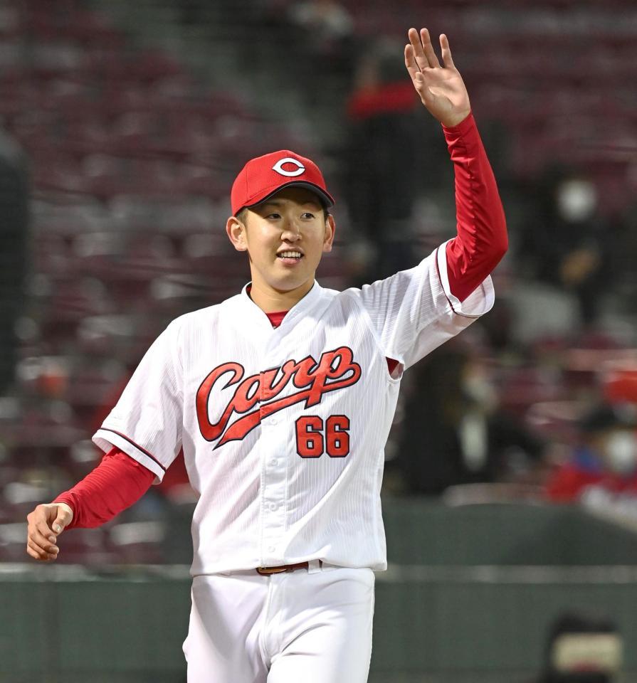 ヒーローインタビューを終え、笑顔でスタンドに手を振る広島・遠藤＝マツダスタジアム（撮影・飯室逸平）