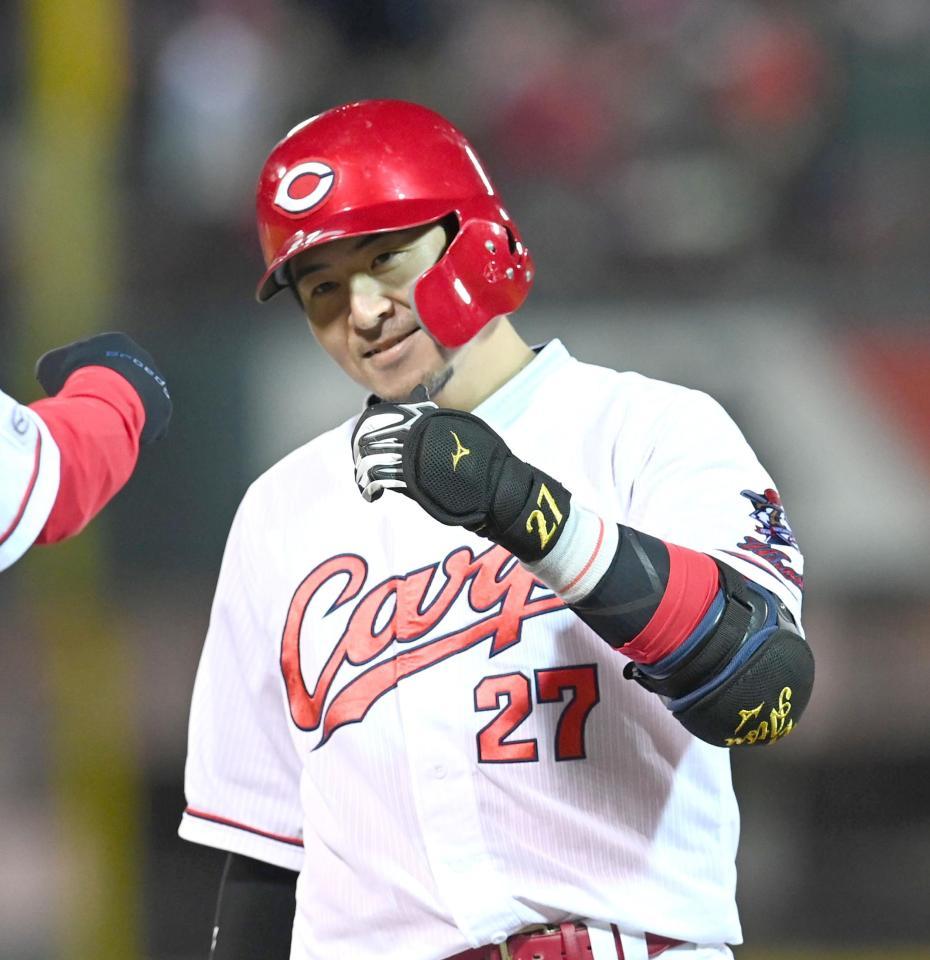 ８回、同点タイムリーを放ち笑顔を見せる会沢