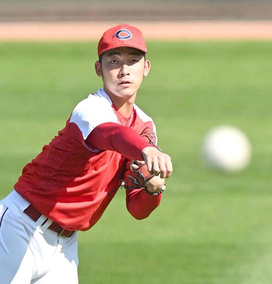 キャッチボールする広島・中村祐太＝マツダスタジアム（撮影・飯室逸平）