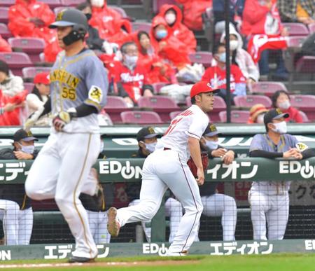 　４回、木浪に先制適時打を打たれ、ベースカバーに走る中村祐（中央）＝撮影・立川洋一郎