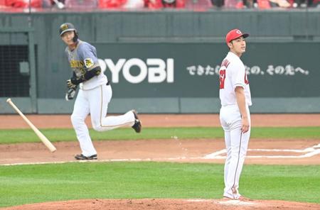 　６回、大山にソロを打たれる中村祐（撮影・飯室逸平）