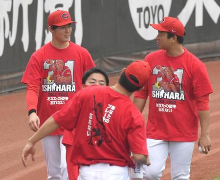 石原のＴシャツで練習する森下（左）と塹江（撮影・飯室逸平）